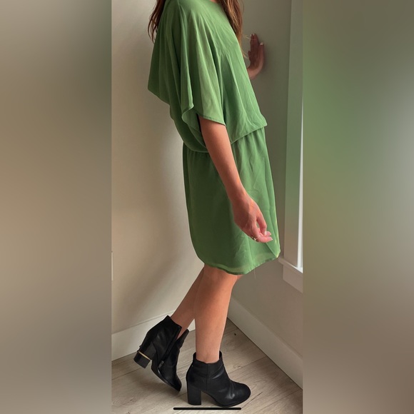 Last April green flowy dress - Picture 4 of 4